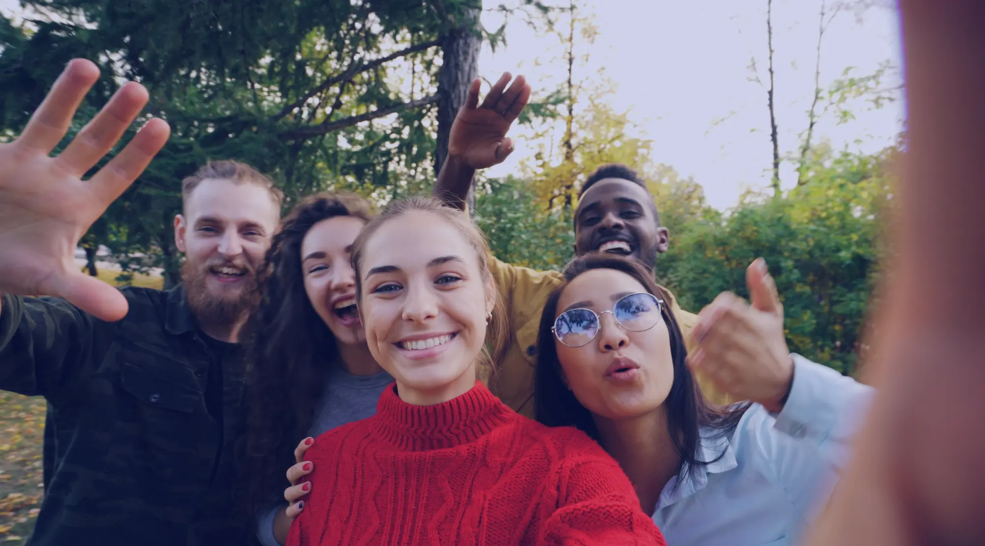 Freunde machen gemeinsam ein Selfie für Instagram.