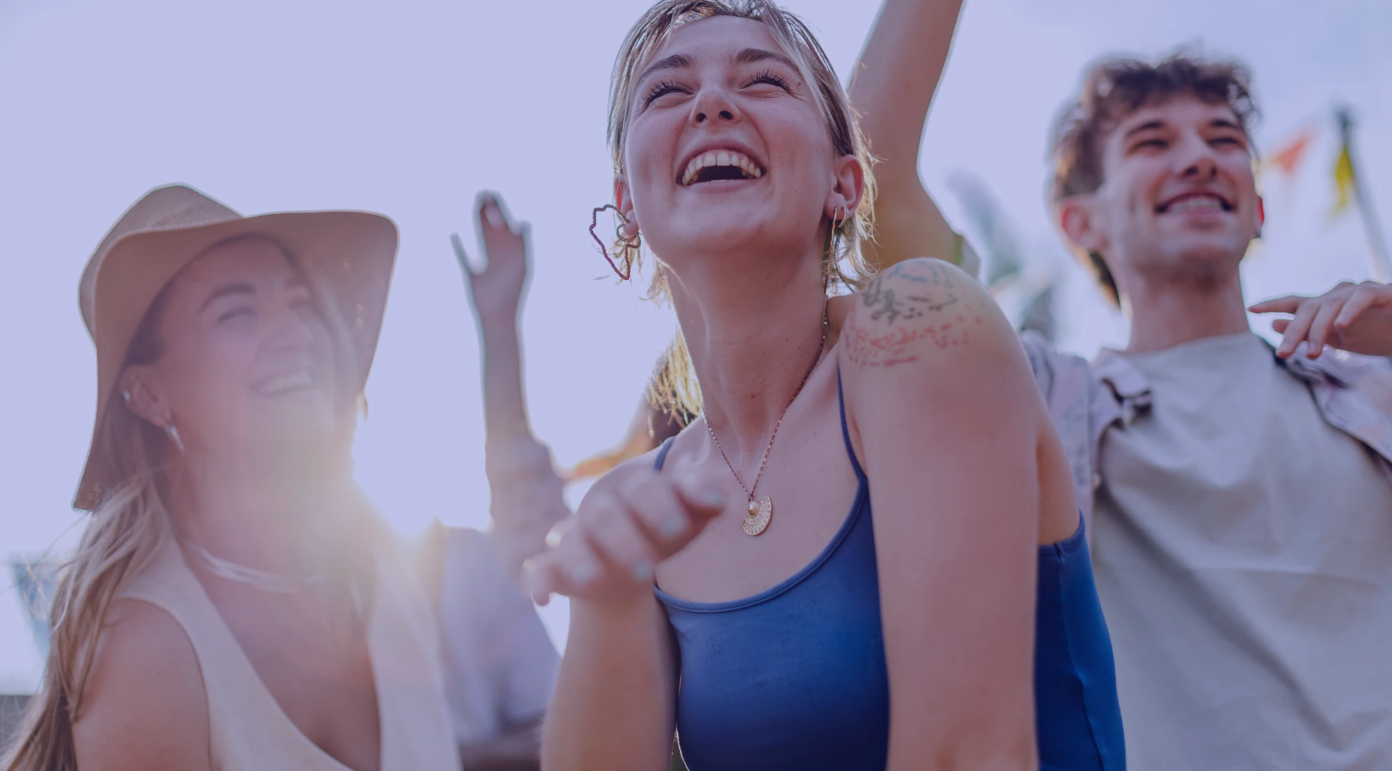 Freunde feiern gemeinsam bei einem Festival.