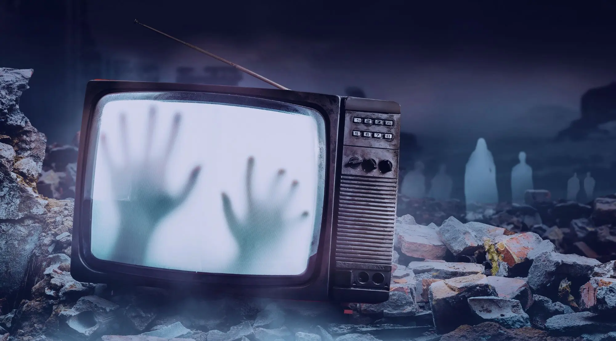 Alter Röhrenfernseher mit Schattenhänden auf dem Bildschirm in einer düsteren Halloween-Szenerie.