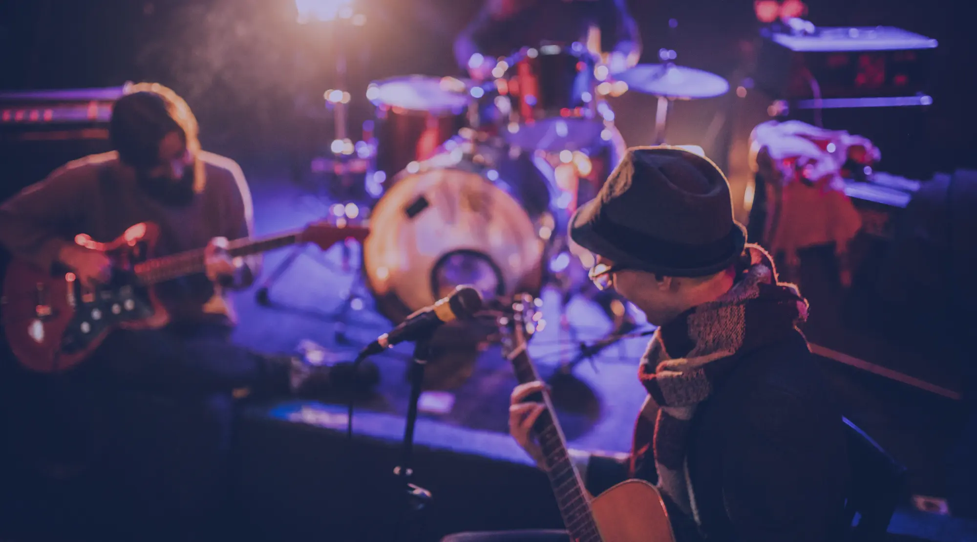 Live-Band bei einem Konzert auf der Bühne